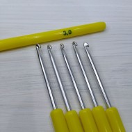 Крючок для вязания с пластиковой ручкой