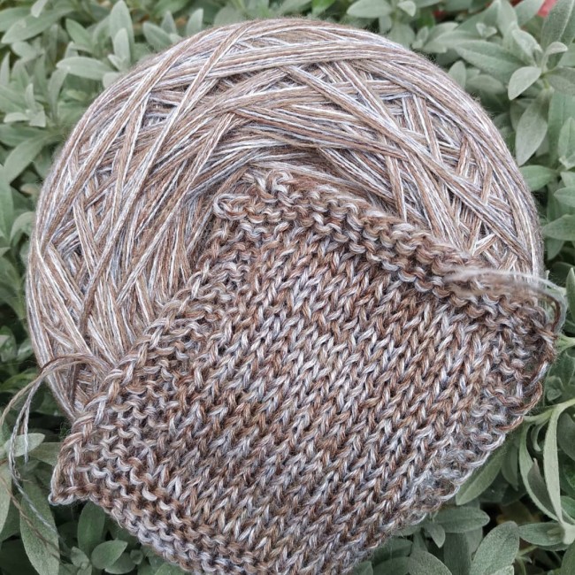 Серый песок